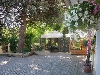 Ai Due Pini Oda ve Kahvaltı 4*